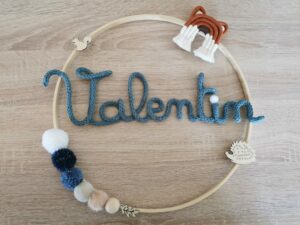 Prénom en tricotin avec animal en macramé